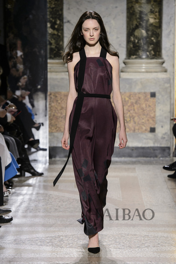 智慧女性心目中的最佳气质！MARYLING2017秋冬女装秀，海报网带你亲临2017秋冬米兰时装周