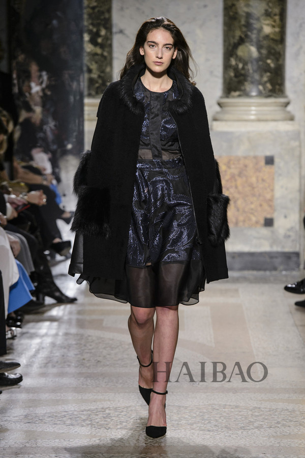 智慧女性心目中的最佳气质！MARYLING2017秋冬女装秀，海报网带你亲临2017秋冬米兰时装周