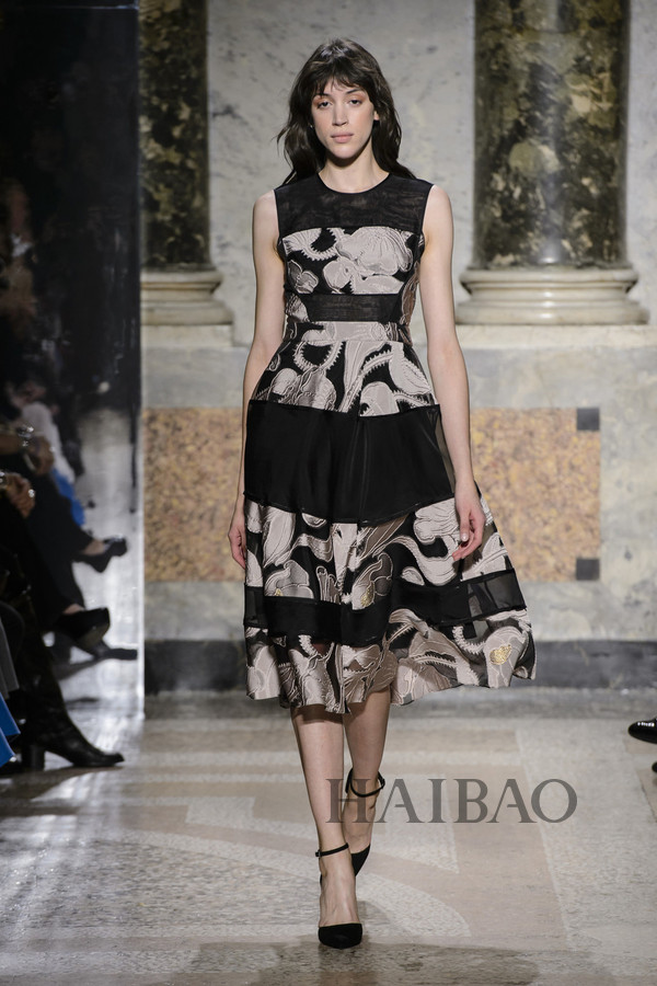 智慧女性心目中的最佳气质！MARYLING2017秋冬女装秀，海报网带你亲临2017秋冬米兰时装周