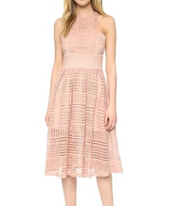 这个从不摘墨镜的酷女孩，竟然把粉红色穿得这么好看！