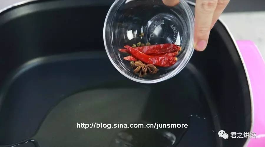 酱香味香辣鸡翅,酱香鸡翅加配菜怎么做