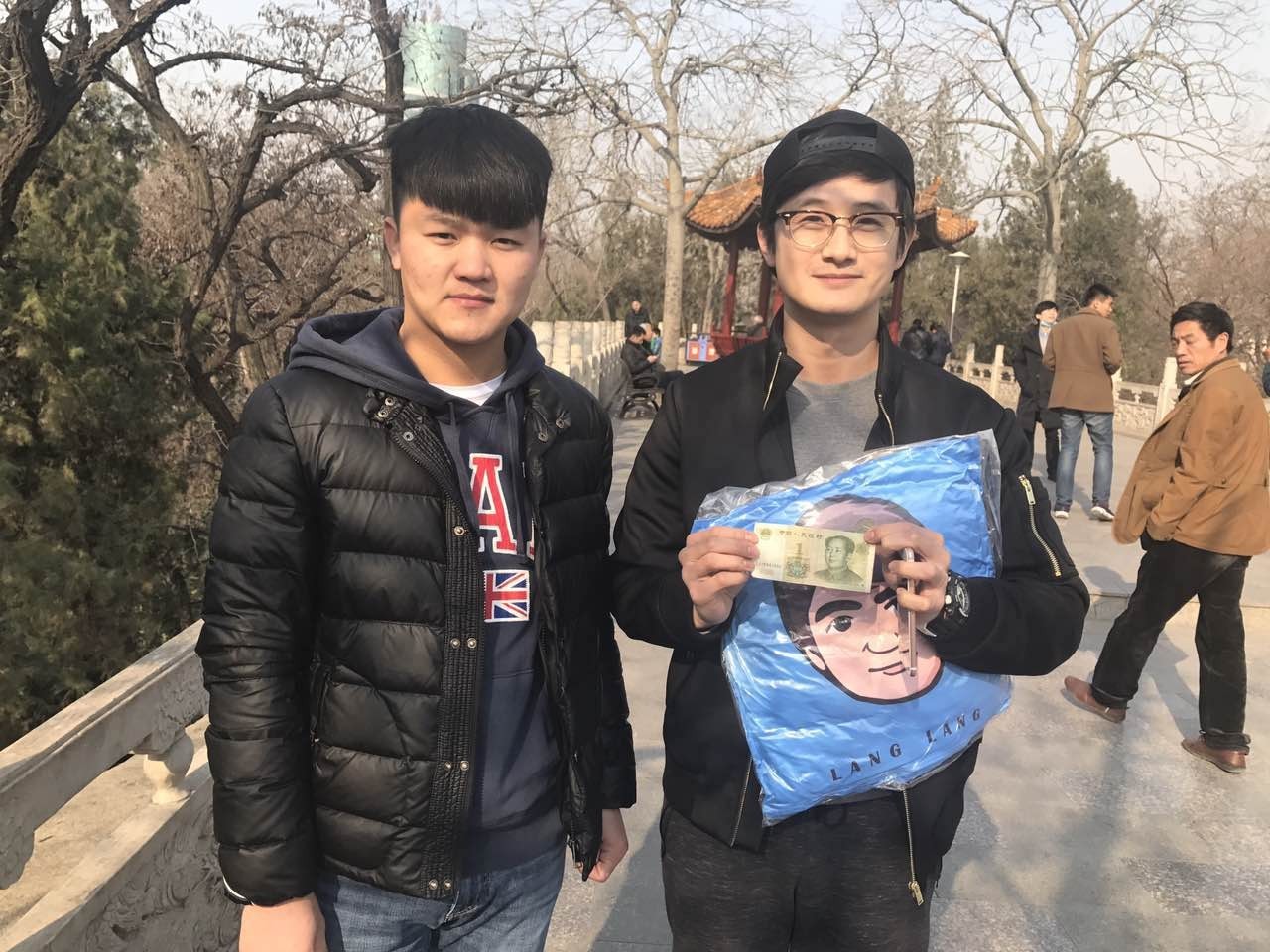 疯了！一群人在街上要钱，用了什么方法……竟拿到了这么多！