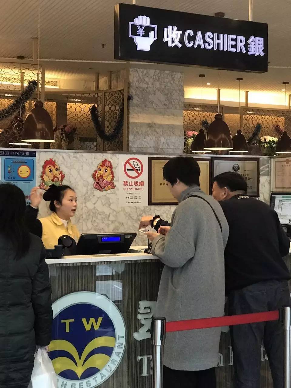 室内公共区域吸烟,室内吸烟室外有烟味吗