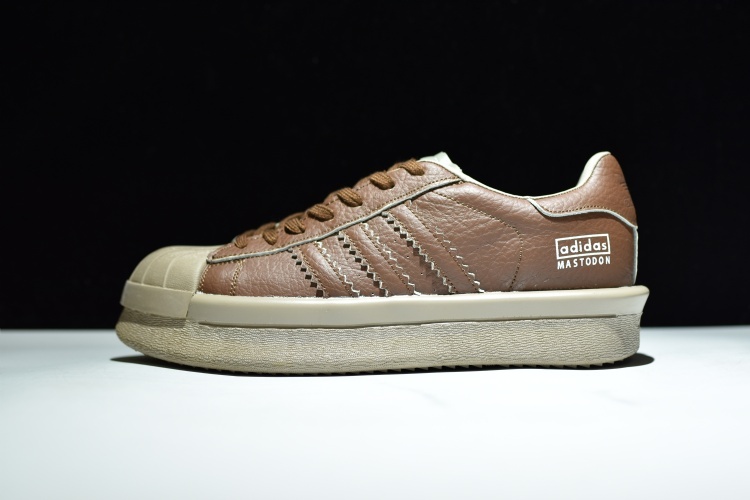 把握早春混搭新意，简简单单运动鞋也能“搞事情”