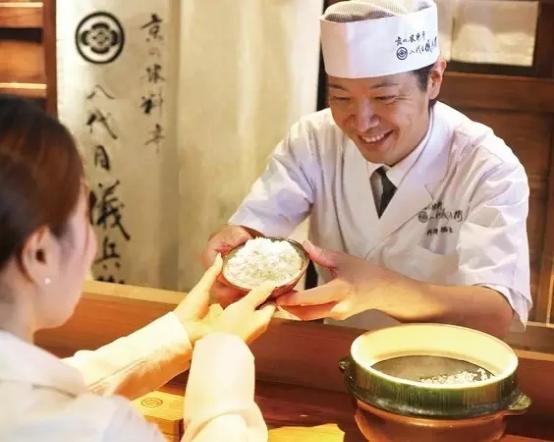 将一个濒临倒闭的百年米店做到年入15亿，他却更怕孩子们