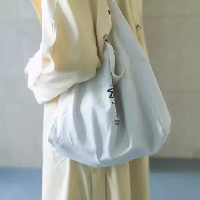 报告老师，中州大学的学生不好好穿衣服！