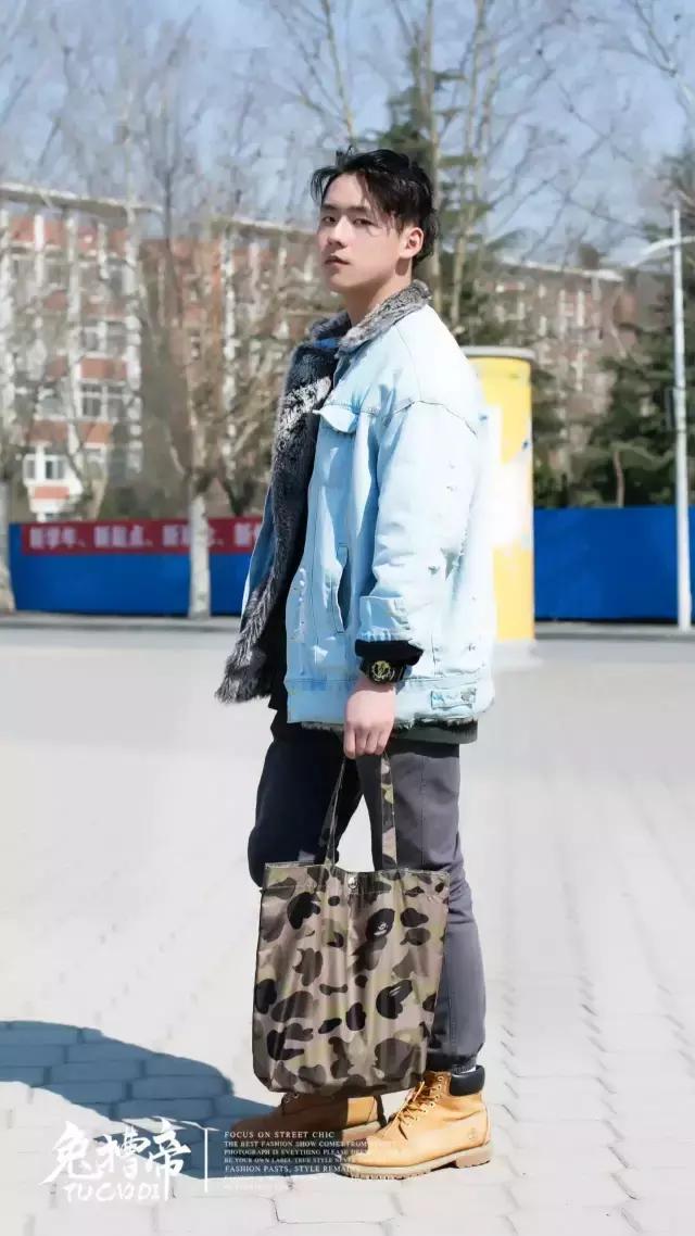 报告老师，中州大学的学生不好好穿衣服！