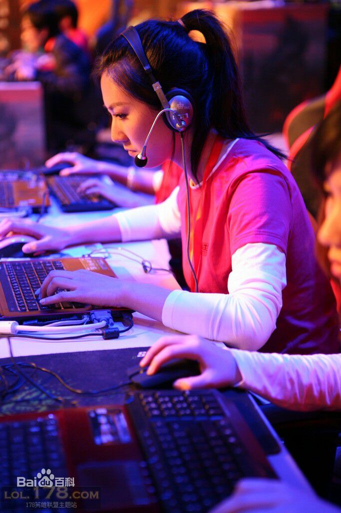 电脑游戏女玩家,和美女互动的电脑游戏