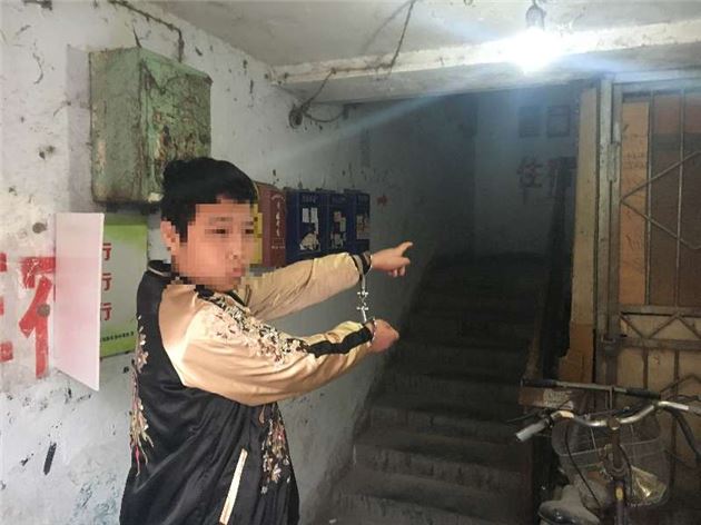 抢红包来真的？路边深夜抢劫时专抢微信红包！来看！