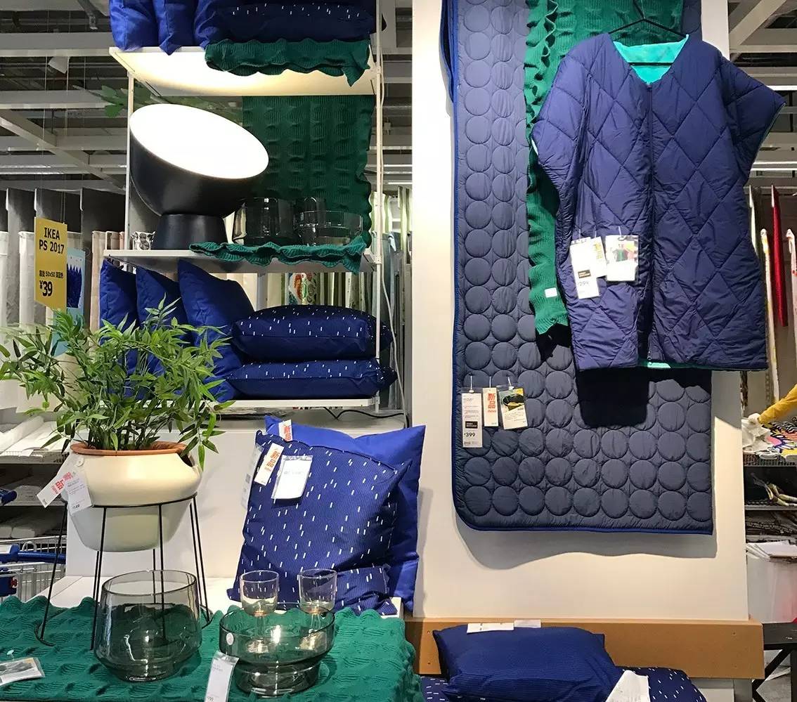 一口气推出了50多款PS新品，宜家彻底放飞了自我！挂到墙上的沙发、自动浇水的花盆……错过等3年