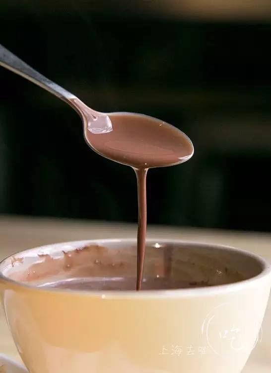 这家店靠一块INS美食博主的星空蛋糕，就把少女心秒成渣渣！涂红唇就打折，男生涂折更低！