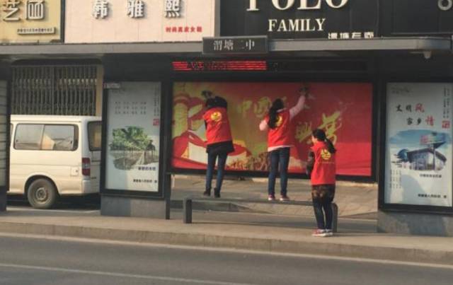 很多好人好事就在我们身边,这些拾金不昧的行为值得点赞