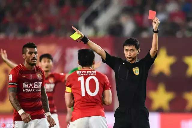 中超骂裁判名场面,裁判一脸懵逼视频