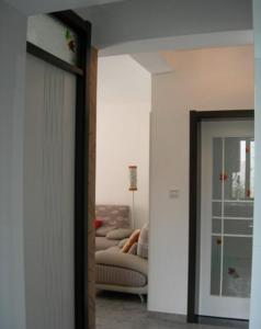 家里两个门对着怎么化解,家中门对门好不好怎么解决