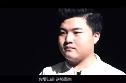 队友两人挂机一人送头的情况下坚决不降要是万一赢了呢?