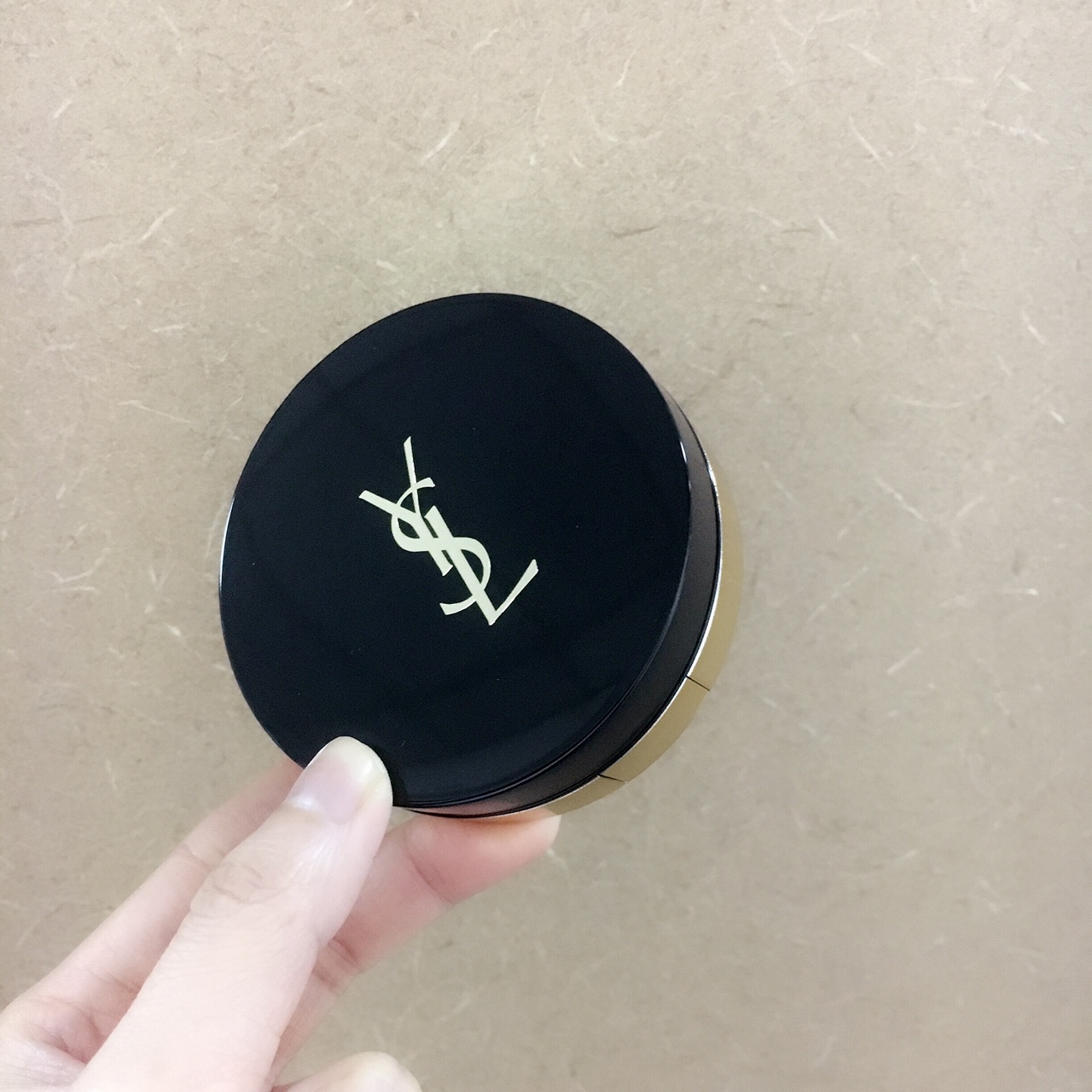 按压会有粉底液的粉饼,按压一下就可以出粉底的粉饼