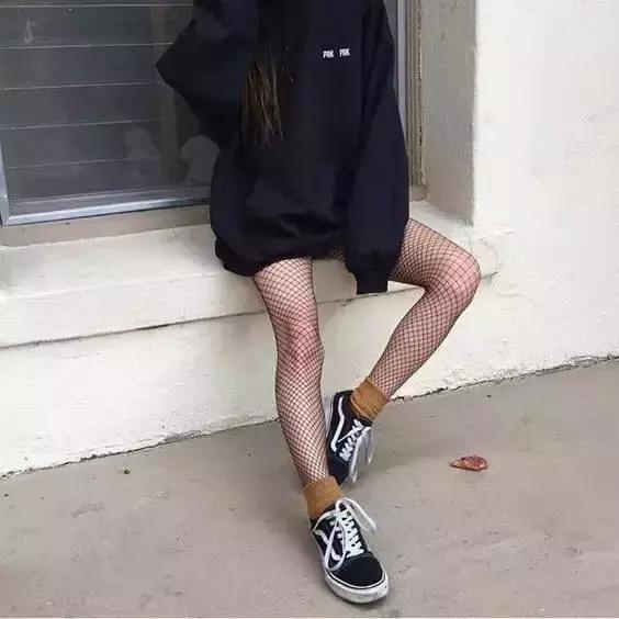 妈妈说穿渔网袜的都是坏女孩