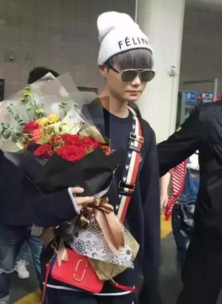 双肩包与斜背包哪种最实用,包包单肩斜挎包包治百病