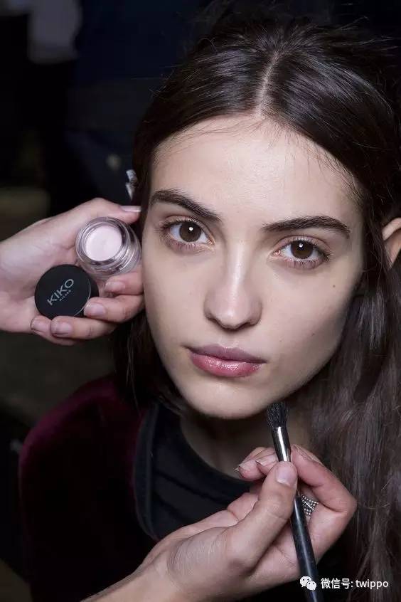 阿玛尼彩妆推荐平价款女,阿玛尼秀场时装