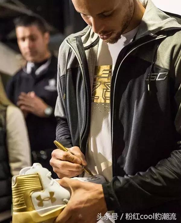 今天，你们被这双大金鞋刷屏了么？