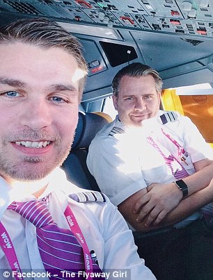 冰岛飞机上还能这么搞，驾驶员与美女乘客用手机自拍热聊