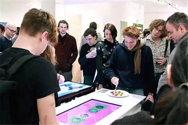 小朋友把手放下去捡玩具,小朋友把手放玩具