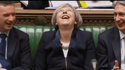 广场舞大妈跳舞把音响给砸了,大妈跳广场舞扰民音响被秀砸