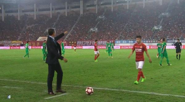 董路解说恒大战国安精彩语录一度让身旁搭档做起了安静的*男美**子