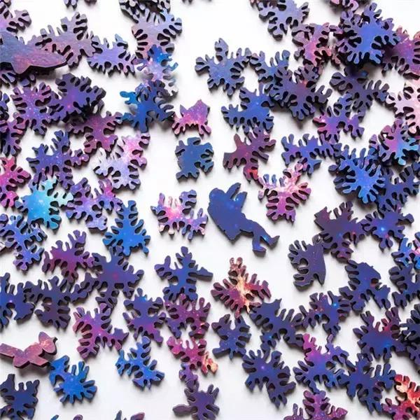 小朋友把手放下去捡玩具,小朋友把手放玩具