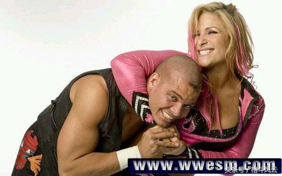 卢瑟夫和米兹拉娜,wwe拉娜跪地向卢瑟夫认错