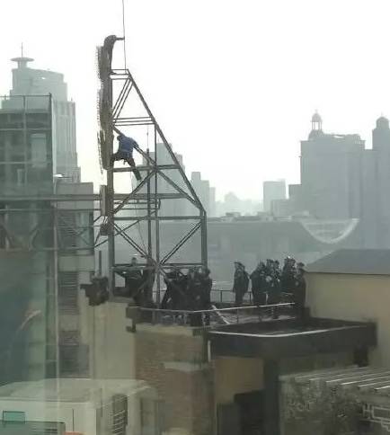 上海男子和妹妹说：给爸妈送终的事就交给你了！半个月有人在一条河里发现了他！