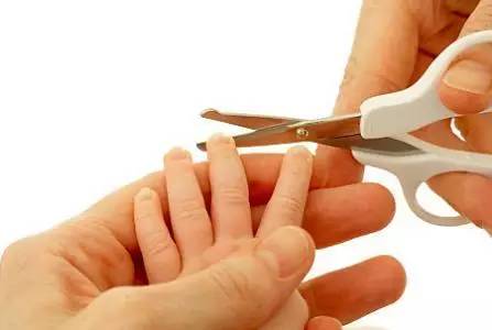 四岁女孩手指被截,一个女生下意识的小动作