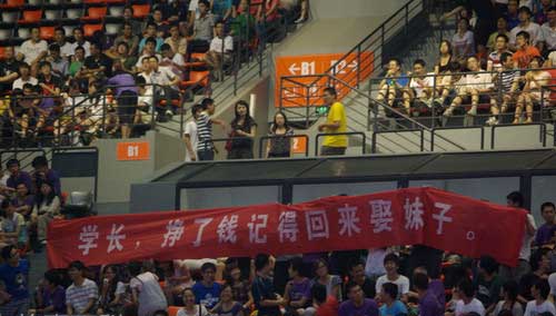 路上要是见到这么多钱，你们会怎么办？花掉还是还给人家