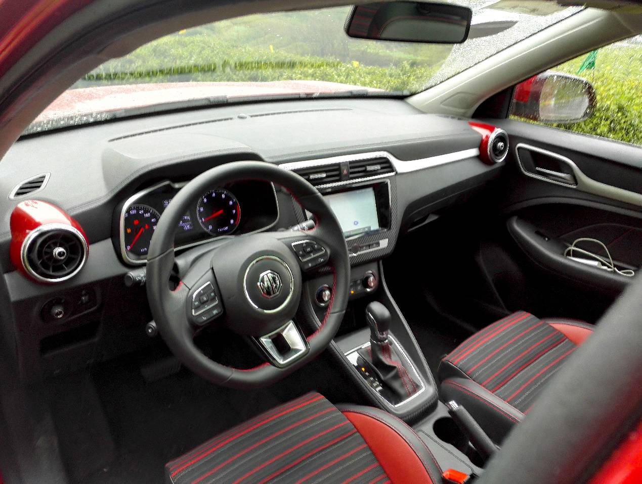 名爵zs自动泊车,能自动驾驶还能放无人机的汽车