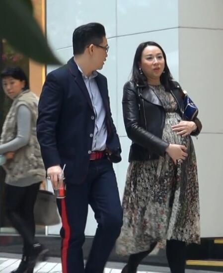 以《爱一个人好难》走红两岸三地,如今50岁老来得子!