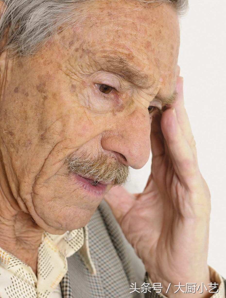 人老了长老年斑跟白斑,人老了长老年斑是什么原因