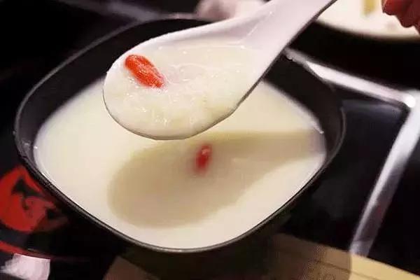 宋美龄抽烟喝酒玩麻将，活到106岁还肤白貌美，秘方来自一碗粥