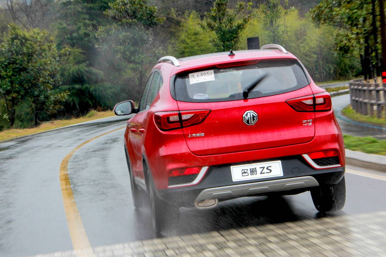 名爵zs自动泊车,能自动驾驶还能放无人机的汽车