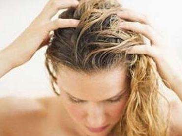 10岁女孩头皮屑多是什么原因,头上起头皮屑是什么原因造成的