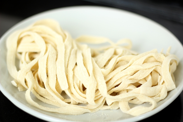 油泼面的做法简单又方便,油泼面的家常做法视频教程