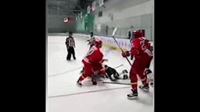 暴揍韩国？比赛要赢，打架也要赢，中国冰球小将霸气侧漏GIF