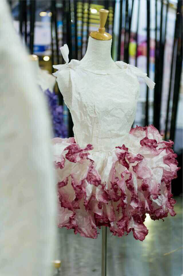 她“玩”纸六年，用纸艺让白龙重现广州聚龙古村