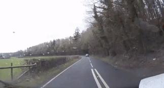 对面翻车了，但我好像还很安全