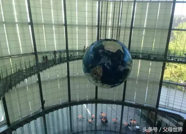 一个从来没用过童车的爸爸抱着孩子去日本水族馆吓人了!