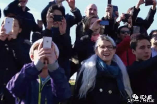 最新*拍偷**神器上线，操作只需要对她抛个媚眼