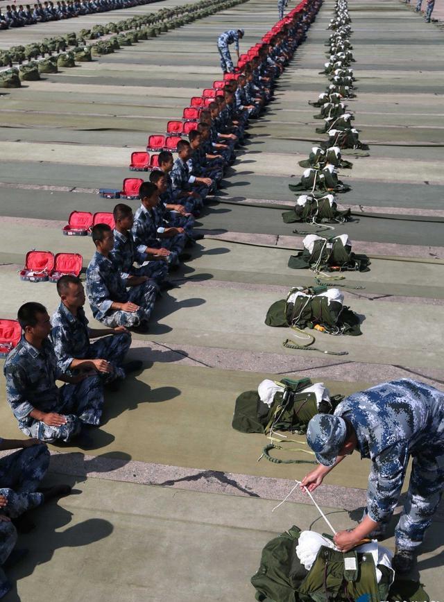 伞兵着陆后是如何处理降落伞？直接扔掉还是继续循环使用？