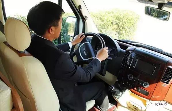 海格h5c的防抱死诊断接口位置,海格c型房车2.7汽油自动