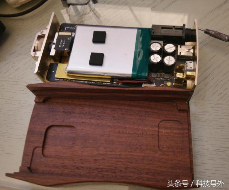 2.4寸屏+64GB+花梨木外壳，比iPhone7还逼格