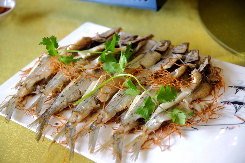 又一只外酥里嫩的烤全羊出炉了,这家的烤全羊最好吃又香又脆