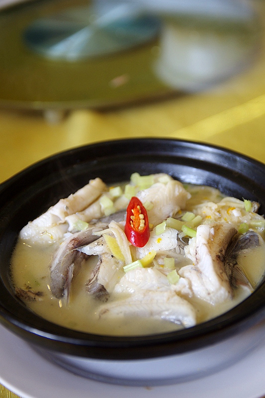 又一只外酥里嫩的烤全羊出炉了,这家的烤全羊最好吃又香又脆